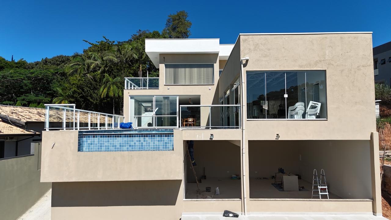 Casa moderna pé na água