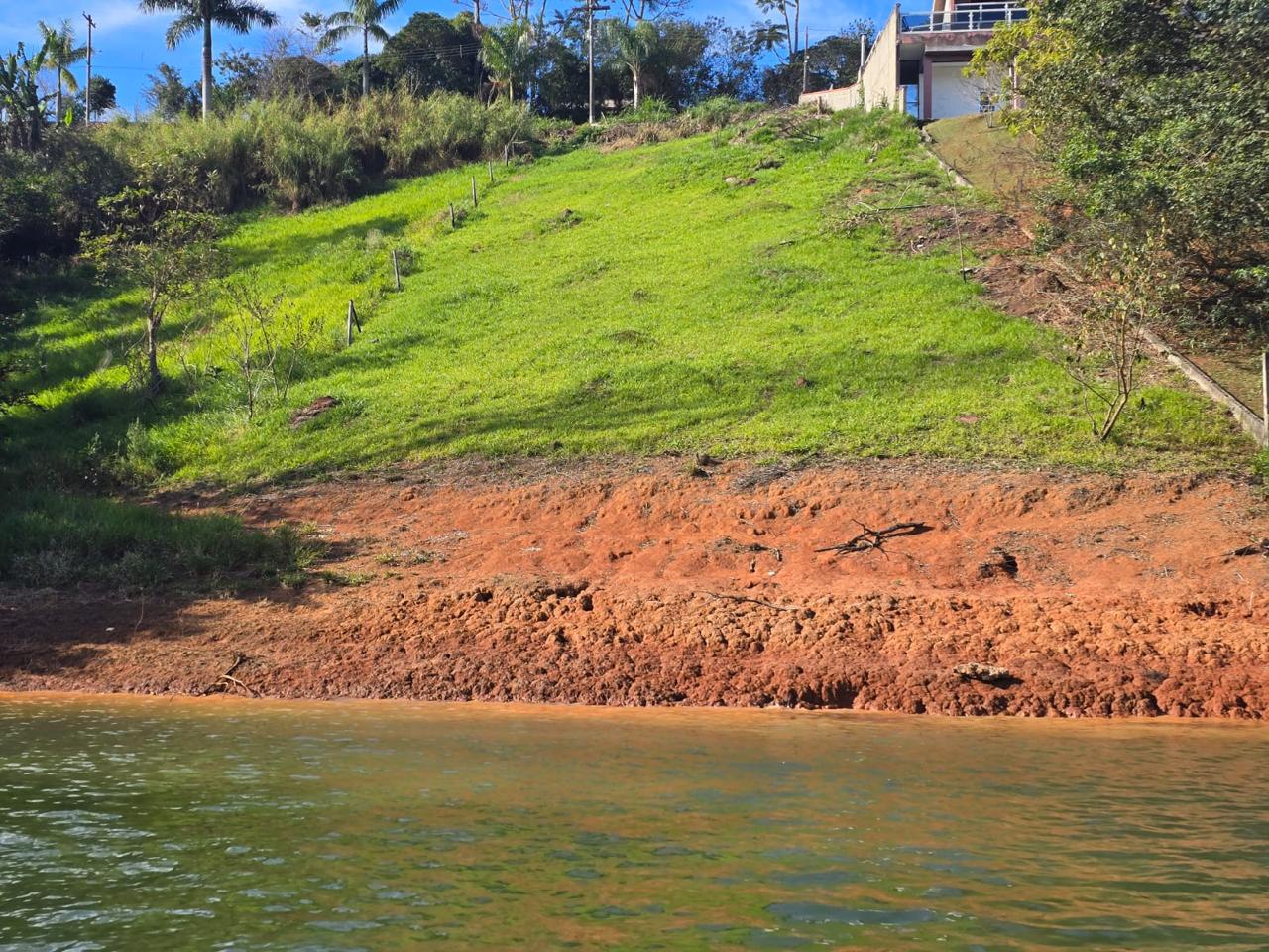 Terreno pé na água 1 km do asfalto